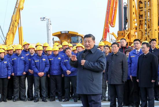 　12月12日至13日，習近平在江蘇徐州市考察。這是12日下午，習近平在徐工集團重型機械有限公司親切看望勞動模范、技術能手等職工代表，鼓勵他們在為實現中國夢的奮斗中爭取人人出彩。新華社記者 謝環馳 攝